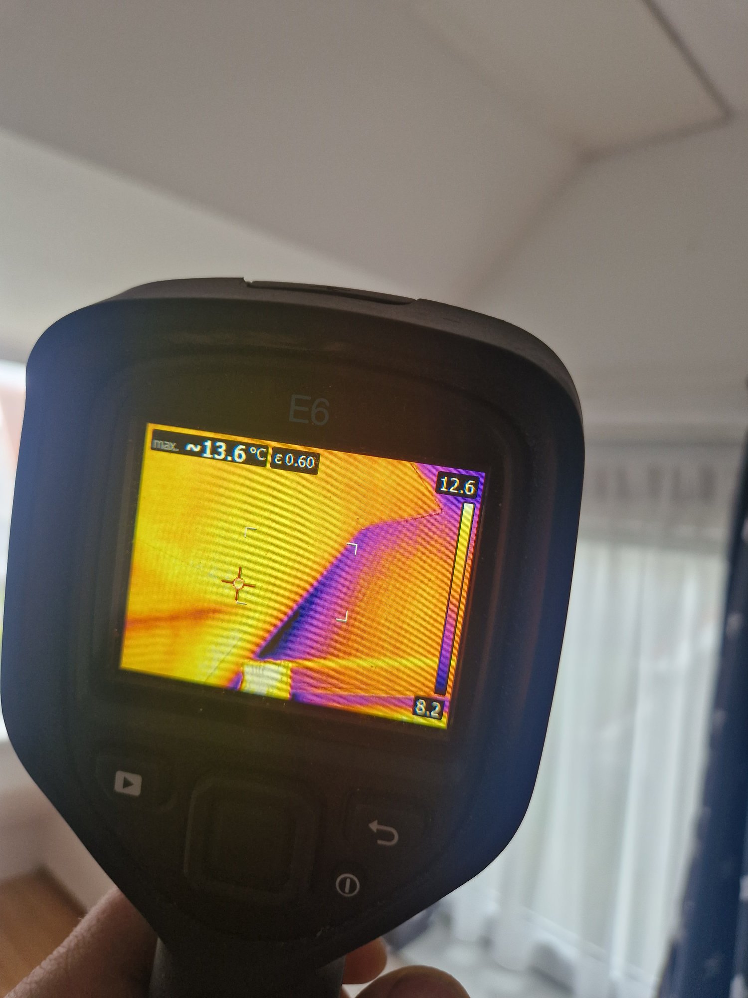 FLIR E6 thermografiecamera toont koele vochtige zone bij daklekkage — 8.2 tot 13.6 graden