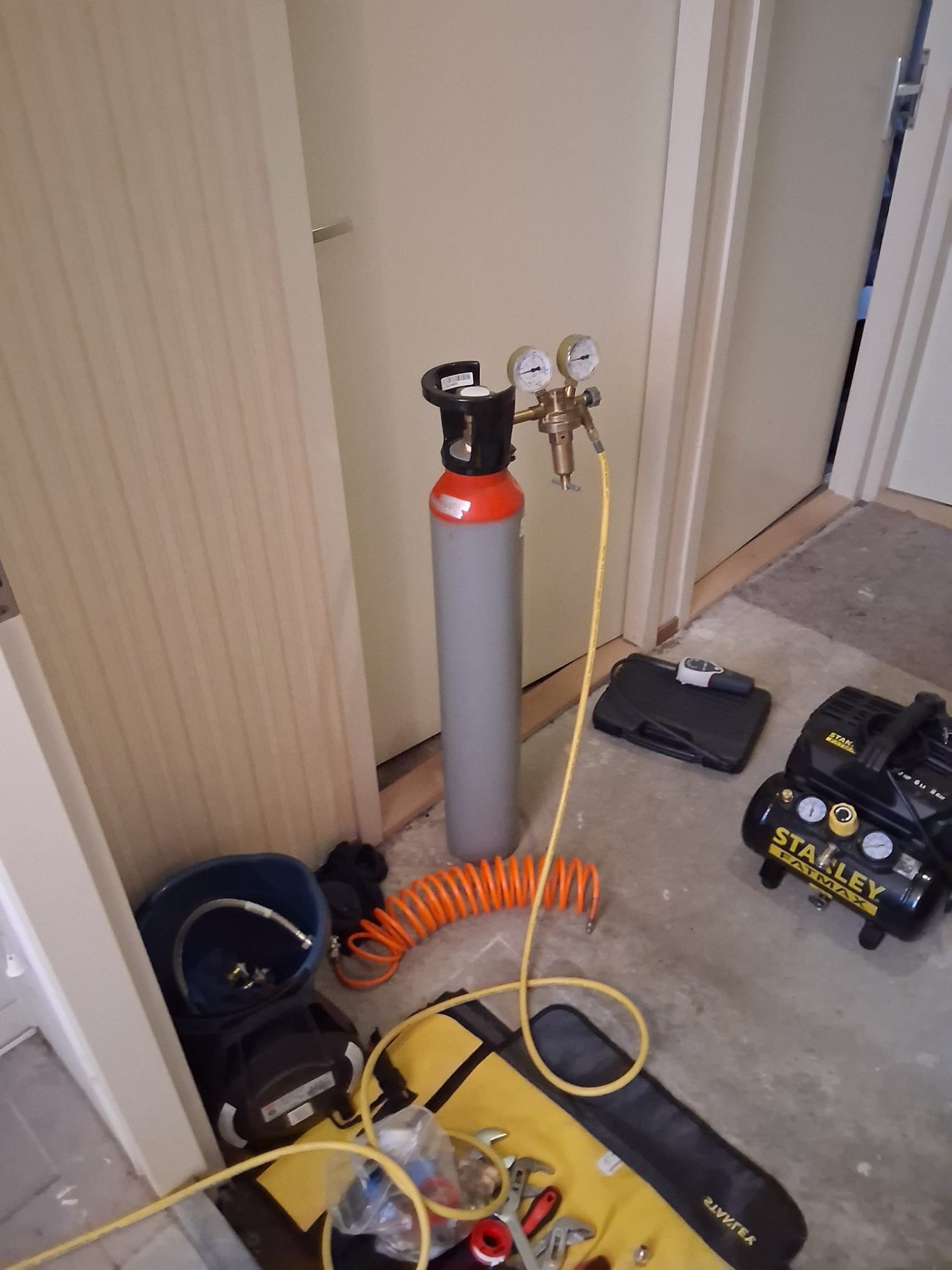 Professionele traceergas gascilinder met drukregelaars voor verborgen leidinglekkage detectie