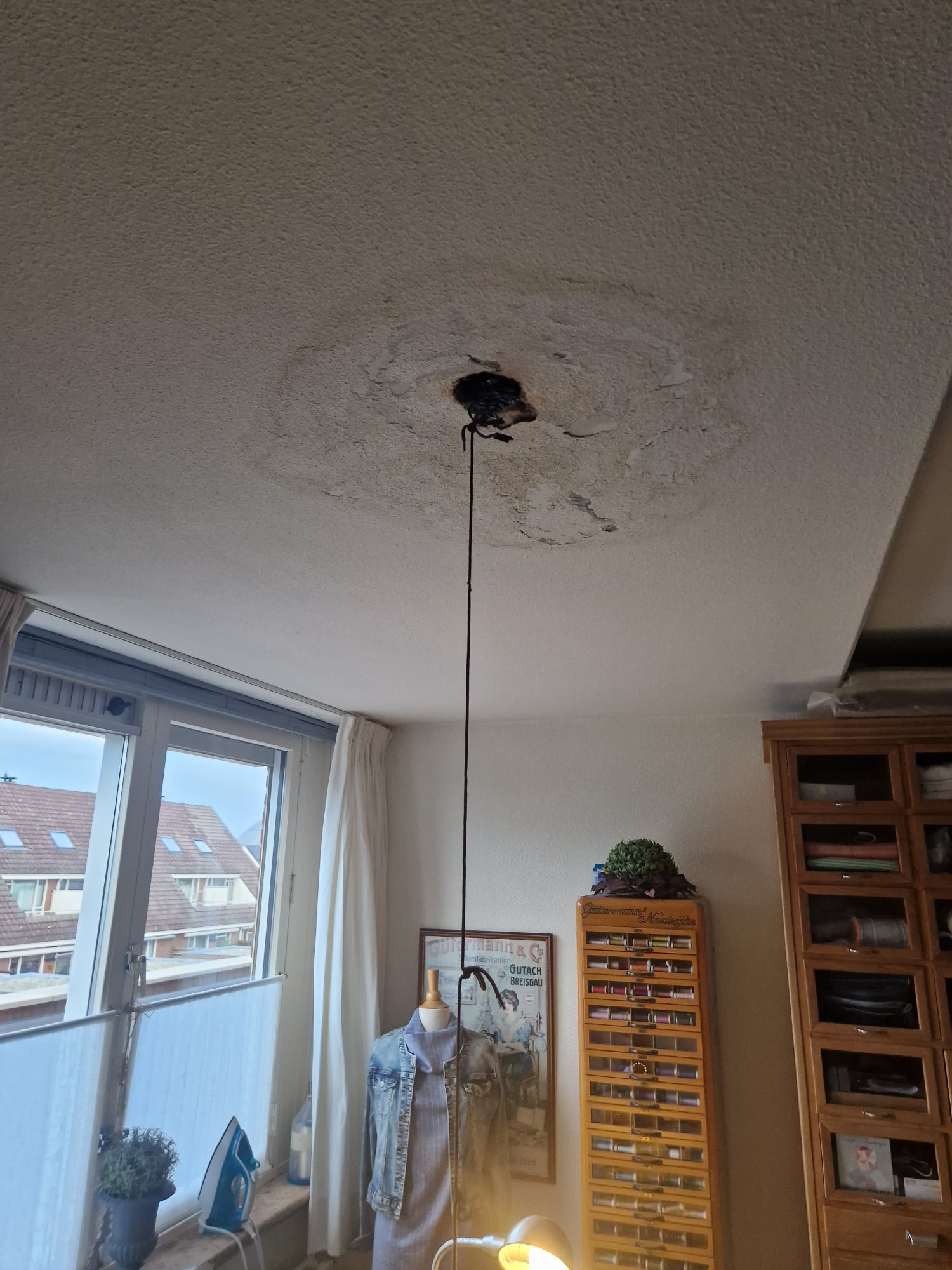 Ernstige waterschade op plafond door daklekkage Amsterdam — stucwerk doorweekt en losgelaten